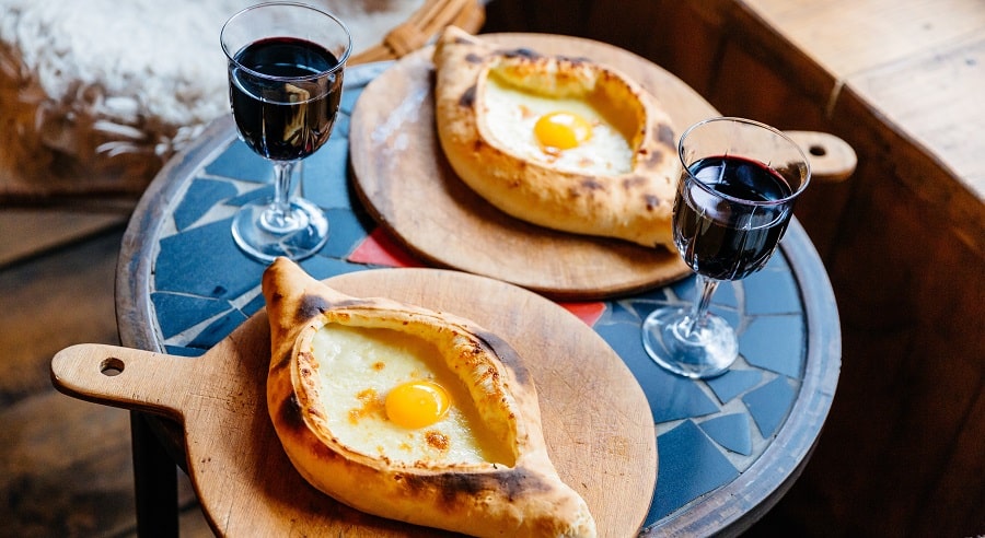 khachapuri and wine