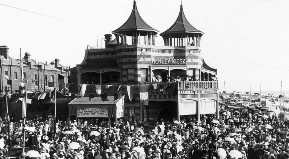 Crowd at the Henley Kiosk, 1927.