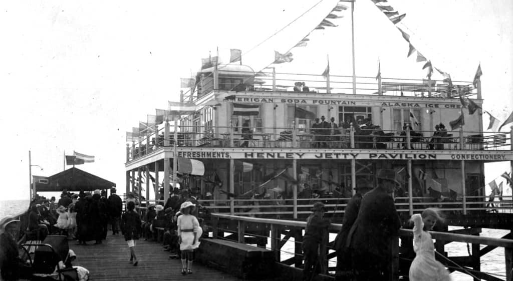 Beach crowd on Henley Jetty and pavilion, 1915.
